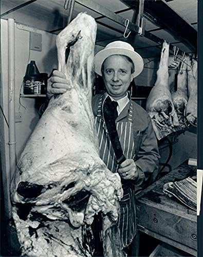 Месар Брайън Pickering от Костесси с парчета говеждо месо в магазина си на 16 май 199 г. - Винтажное снимки за пресата